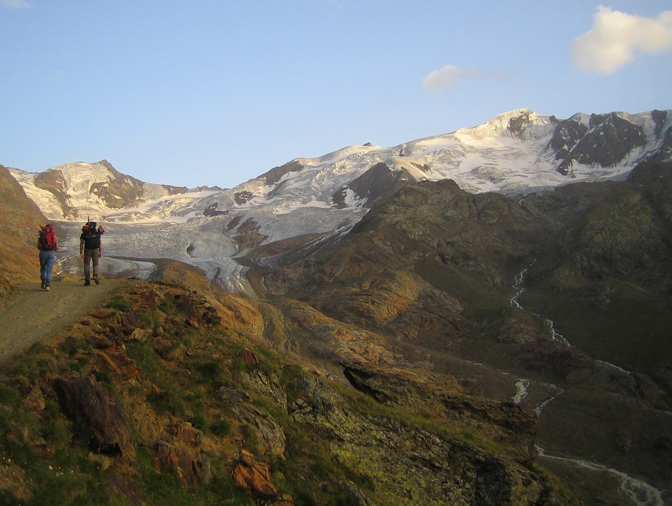 Pizzo Tresero - Punta Petranzini - San Matteo ridge traverse: on the trail to the Refuge Branca, looking towards San Matteo (on the right) Pizzo Tresero - Punta Petranzini - San Matteo ridge traverse: on the trail to the Refuge Branca, looking towards San Matteo (on the right)
