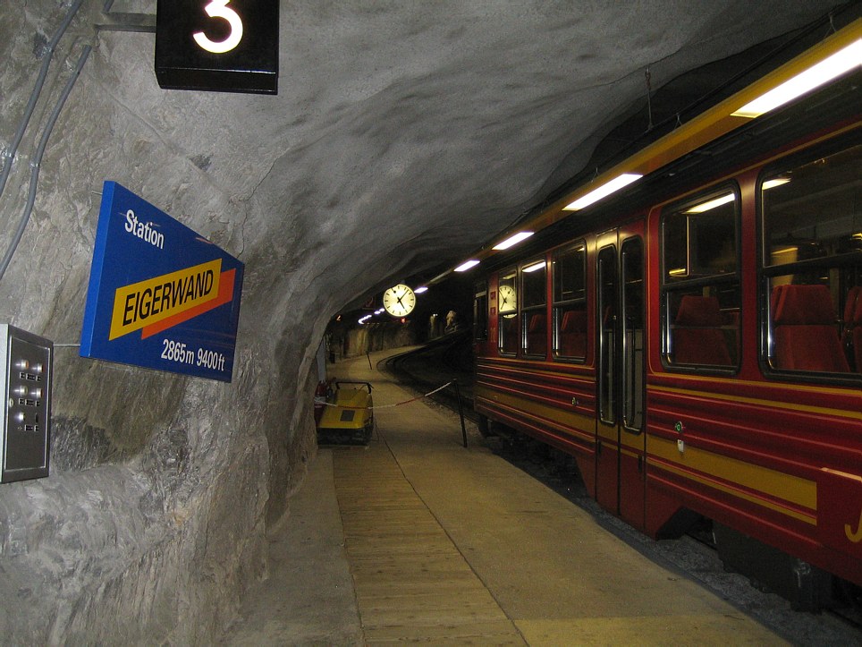 Jungfrau: Eigerwand station (2865 m) Jungfrau: Eigerwand station (2865 m)