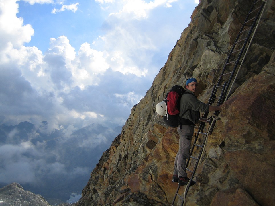 Approach to the Refugio Gnifetti: ascending the last meters to the Rifugio Gnifetti