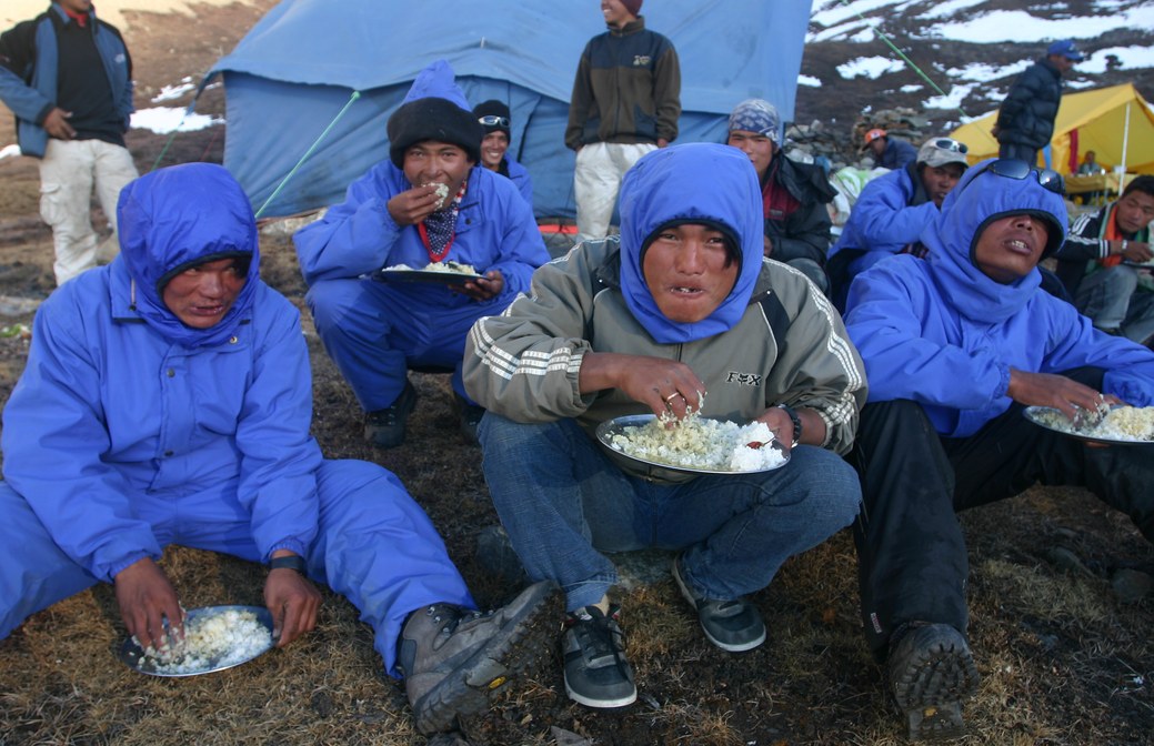 Tilicho Camp 2: porters at dinner