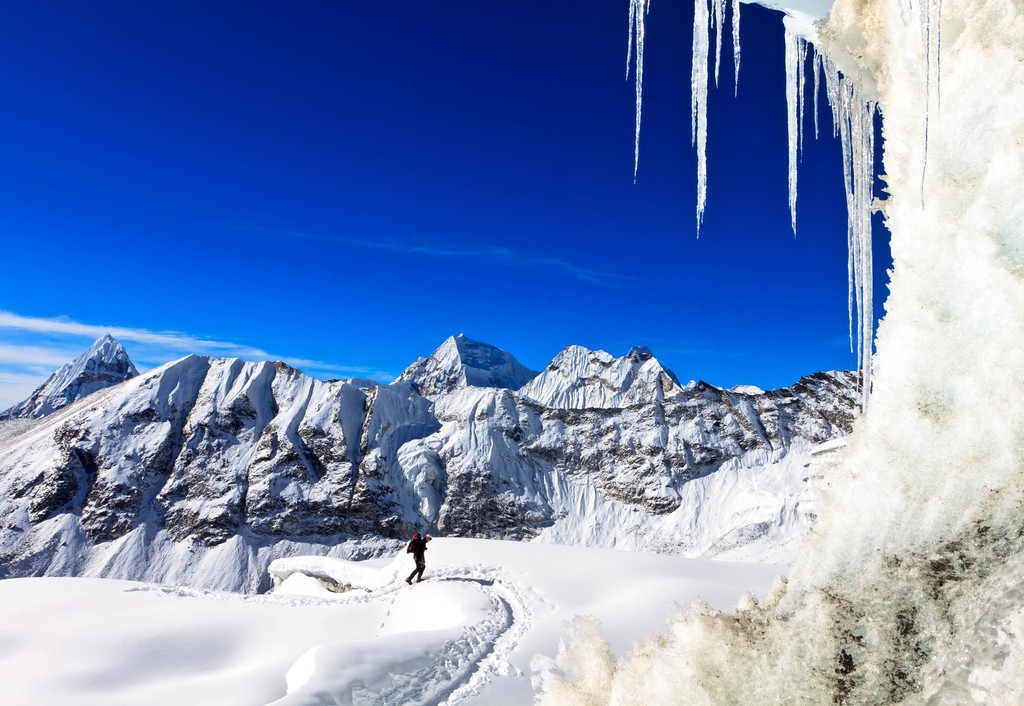 Climber ascending Amphulapcha Pass with Peak 41 in the background (keywords: amphulapcha, berg, berge, bergsteiger, everest range, himalaya, himalayas, kletterer, leute, nepal, peak 41, person, solukhumbu, alpinist, climber, glacier, icicle, icicles, mountain, mountaineer, mountains, pass, people, serac, seracs, snow)