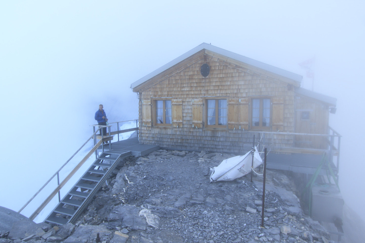 Mittellegi hut high up on the ridge (keywords: Dan, hut, Mitteleggihütte, Mitteleggihuette, Mittellegigrat, Eiger) Mittellegi hut high up on the ridge (keywords: Dan, hut, Mitteleggihütte, Mitteleggihuette, Mittellegigrat, Eiger)